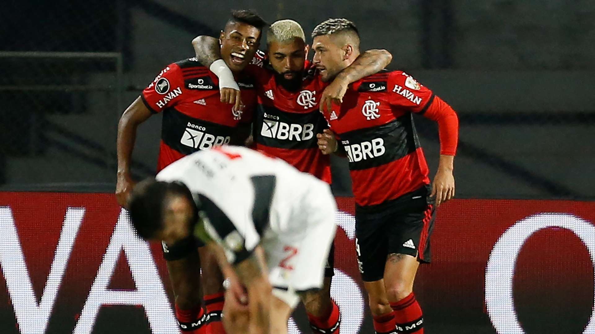 Gabigol, Bruno Henrique, Arrascaeta comemoram, Olimpia x Flamengo, quartas Copa Libertadores, 11082021