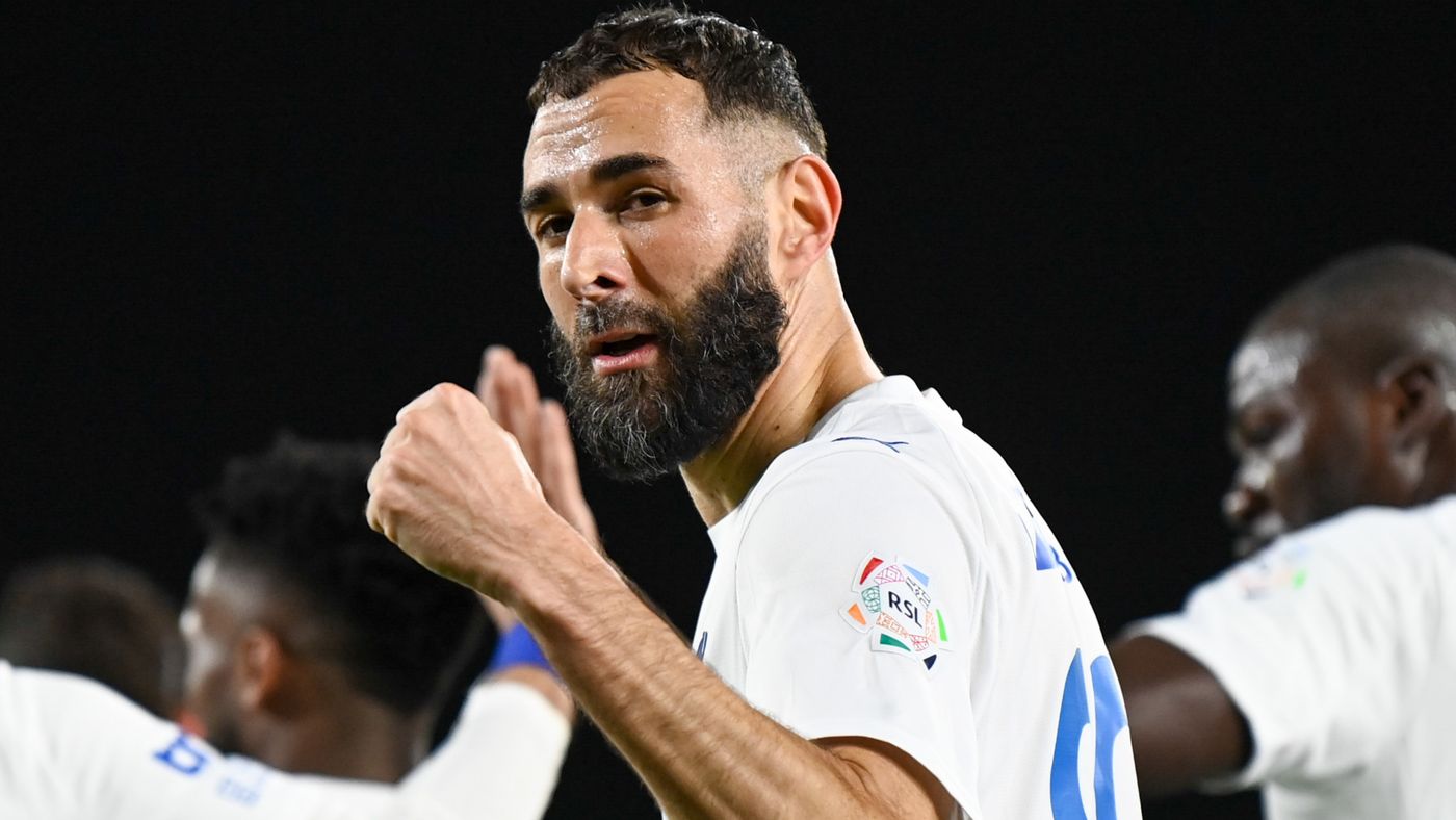 بعد جدل القيد الآسيوي .. كريم بنزيما يغادر معسكر الهلال في النمسا!