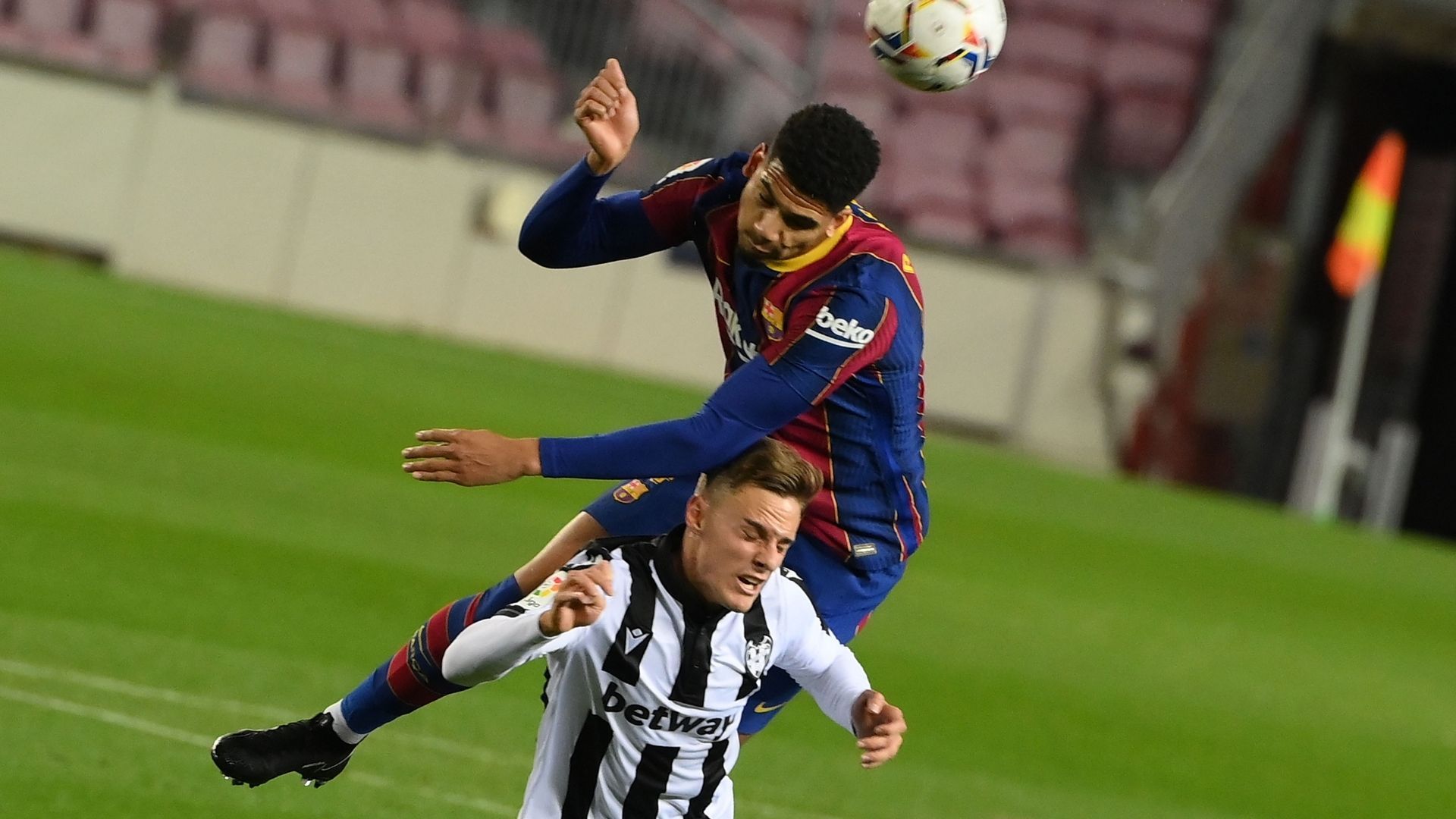 Araujo Roger Barcelona Levante La Liga 131220