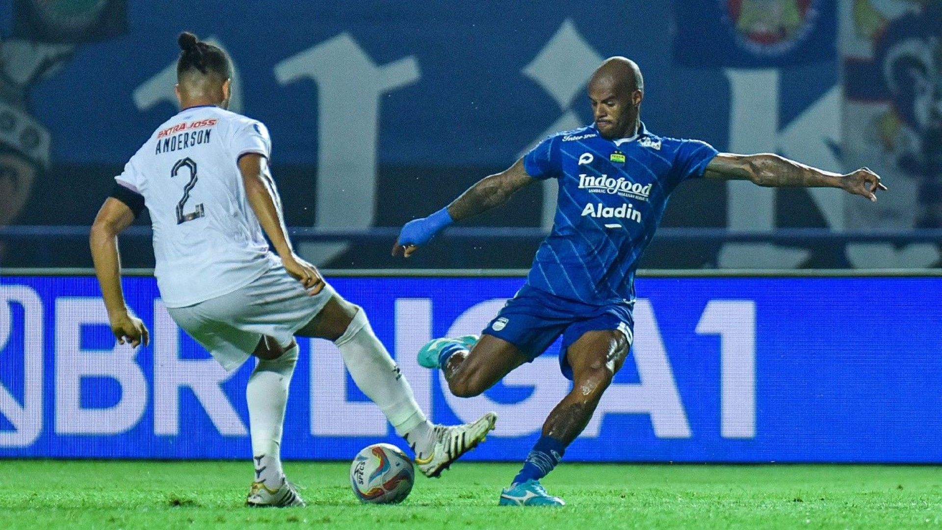 Persib Bandung vs Persik Kediri 10122023