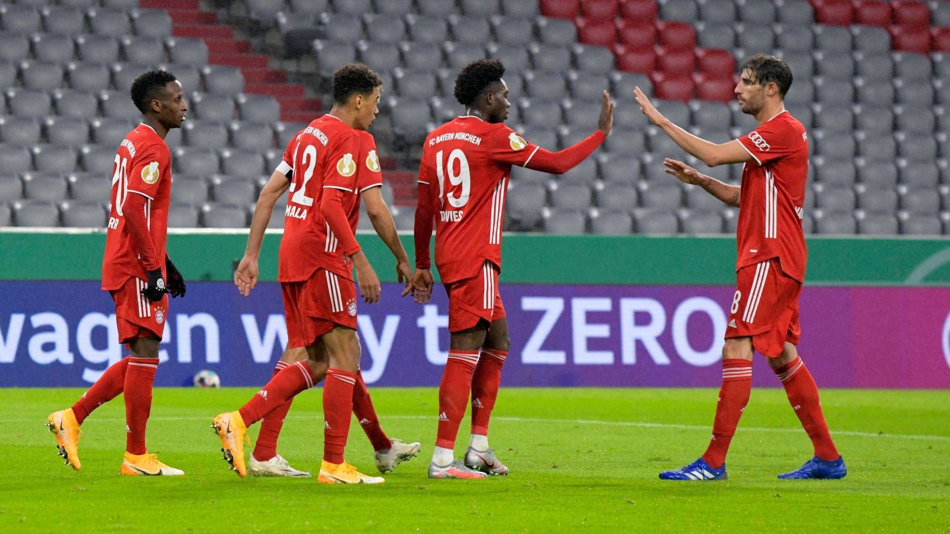 GER ONLY Javi Martinez Alphonso Davies FC Bayern München