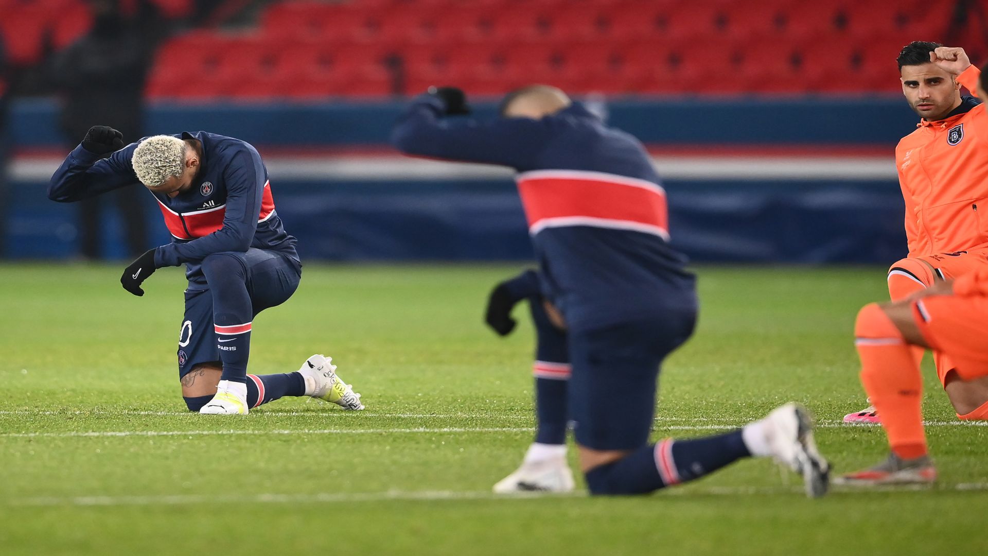 PSG Basaksehir Kneeling Champions League 09122020