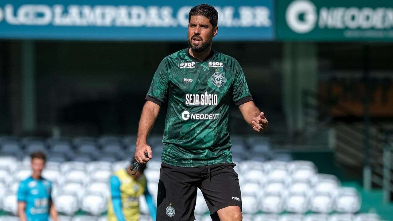 António Oliveira em treino, Coritiba, 2023