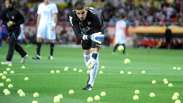 Javi Varas, durante un Sevilla-Levante