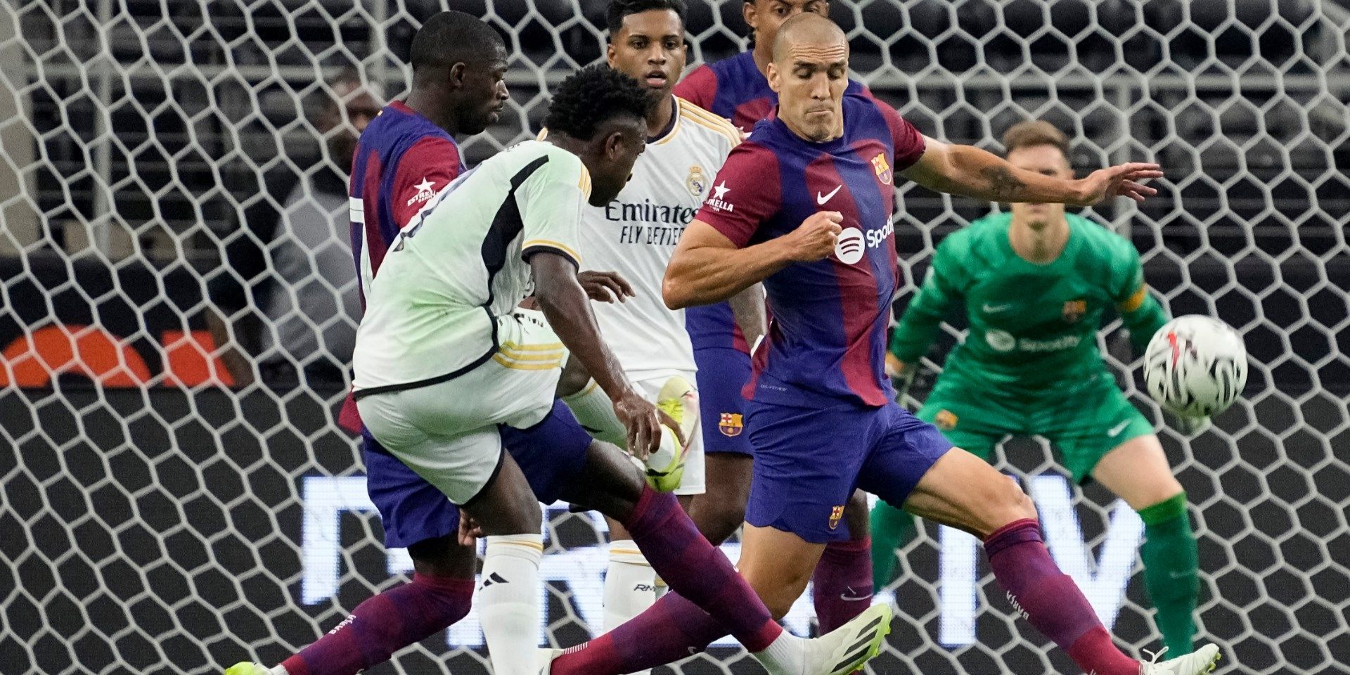 Real Madrid Barcelona HIC desk