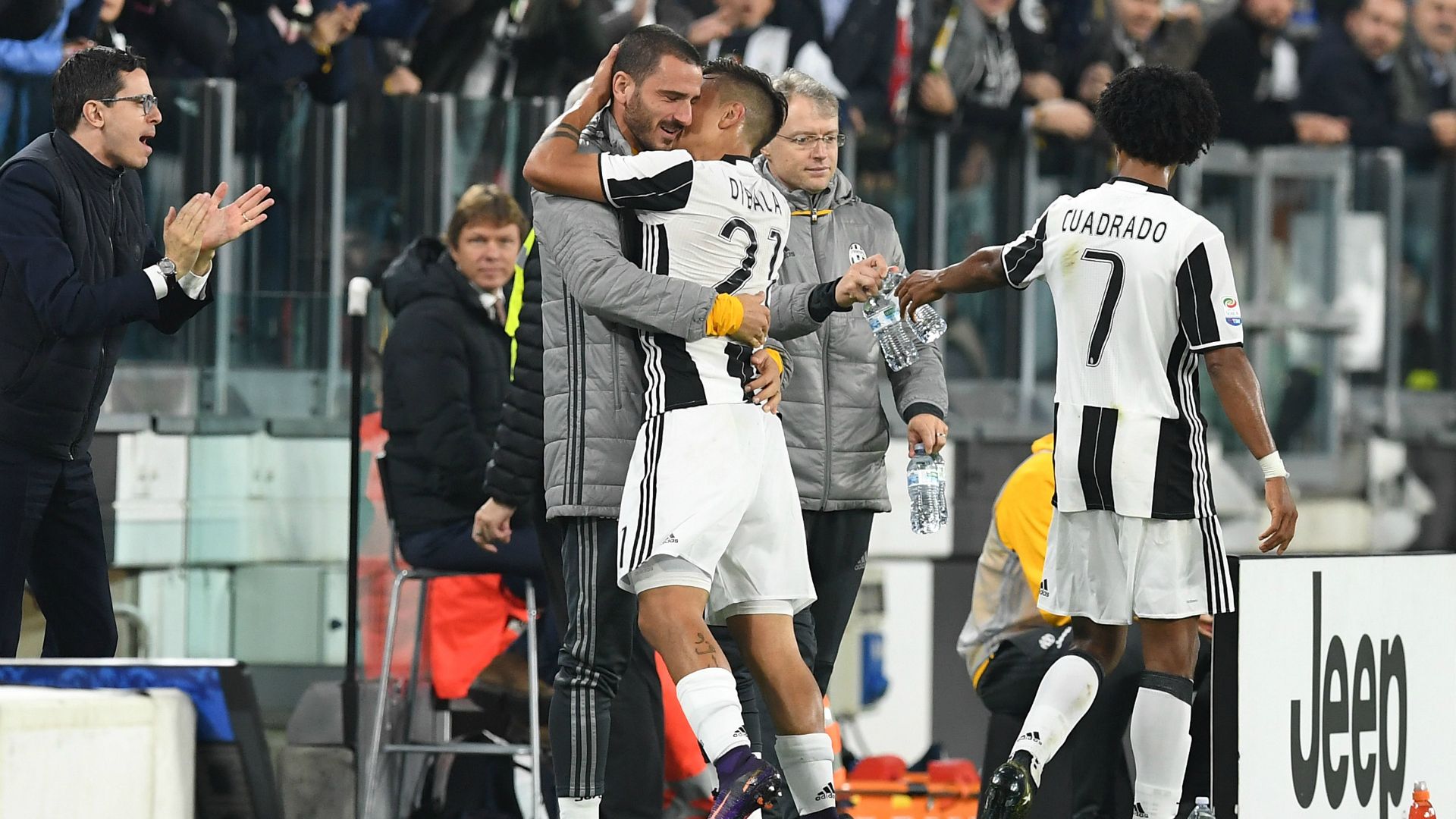 Paulo Dybala embraces Bonucci Juventus Udinese Serie A 15102016