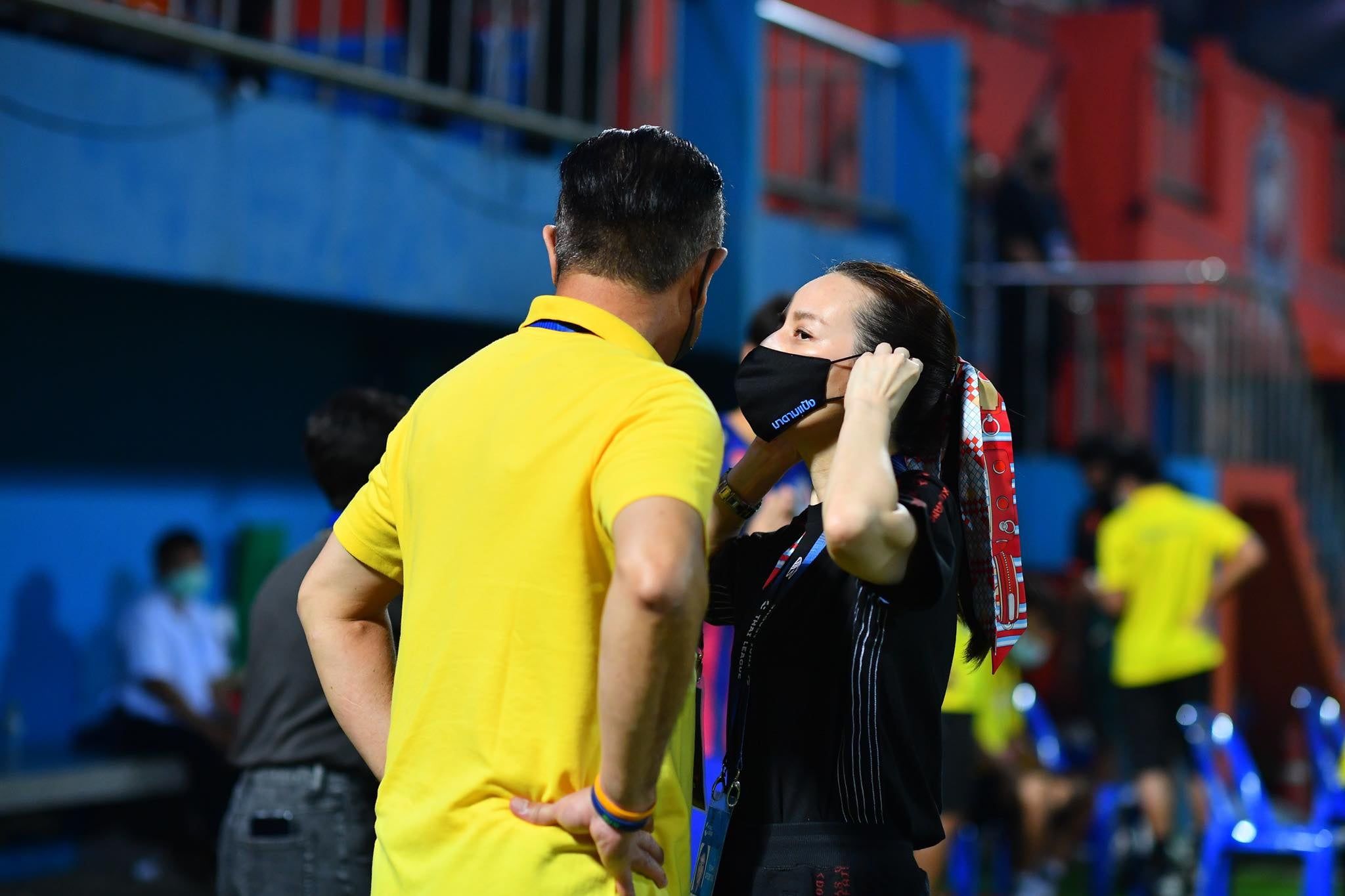นวลพรรณ ล่ำซำ - เนวิน ชิดชอบ