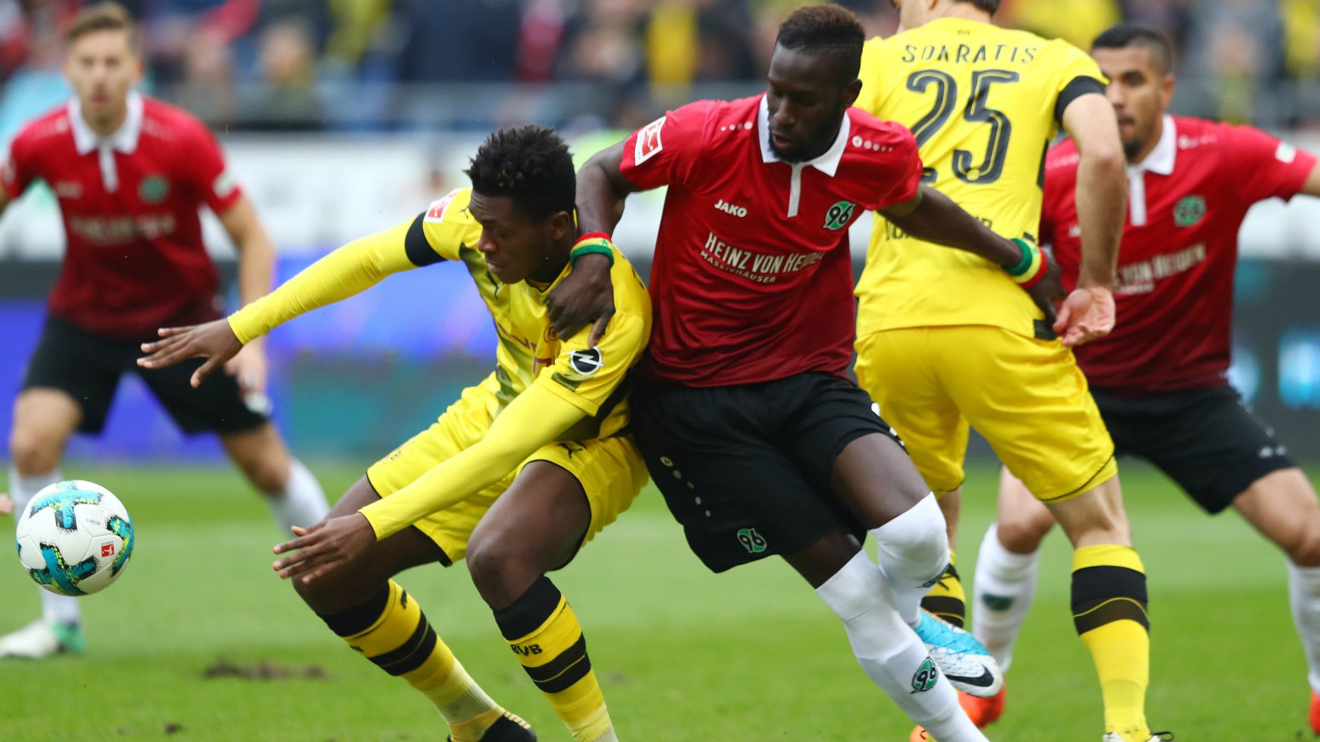 DAN AXEL ZAGADOU BORUSSIA DORTMUND SALIF SANE HANNOVER GERMAN BUNDESLIGA 28102017