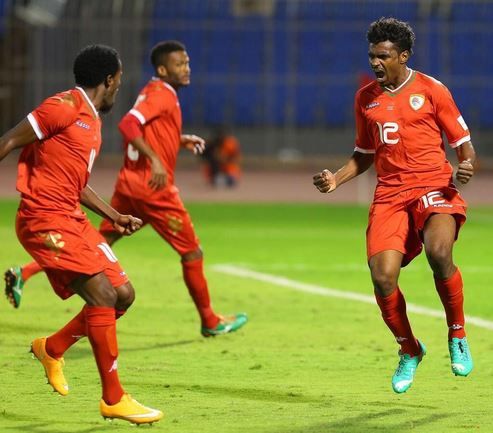فرحة لاعبي المنتخب العماني بهدف التعادل الأول لهم في خليجي 22
