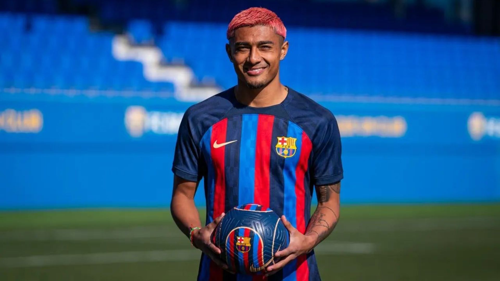 Julián Araujo en su presentación con Barcelona