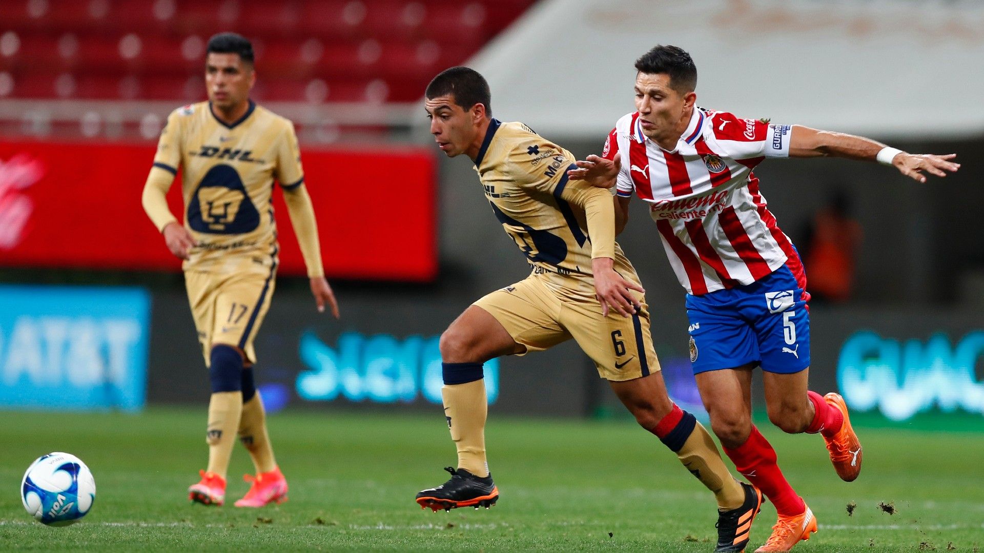 Chivas Pumas Jesús Molina Erik Lira