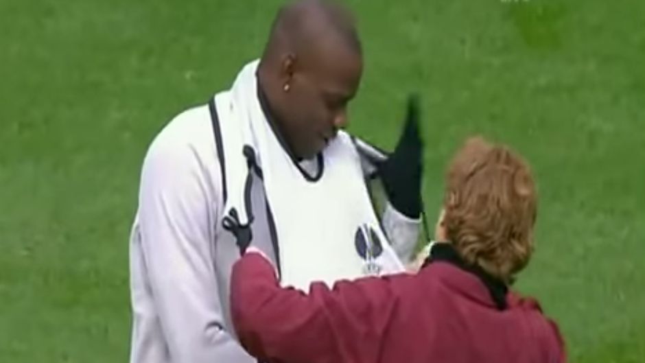 Mario Balotelli Manchester City bib