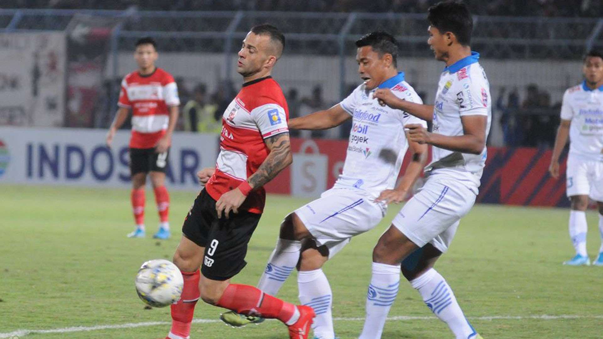 Aleksandar Rakic - Madura United & Dedi Kusnandar - Persib