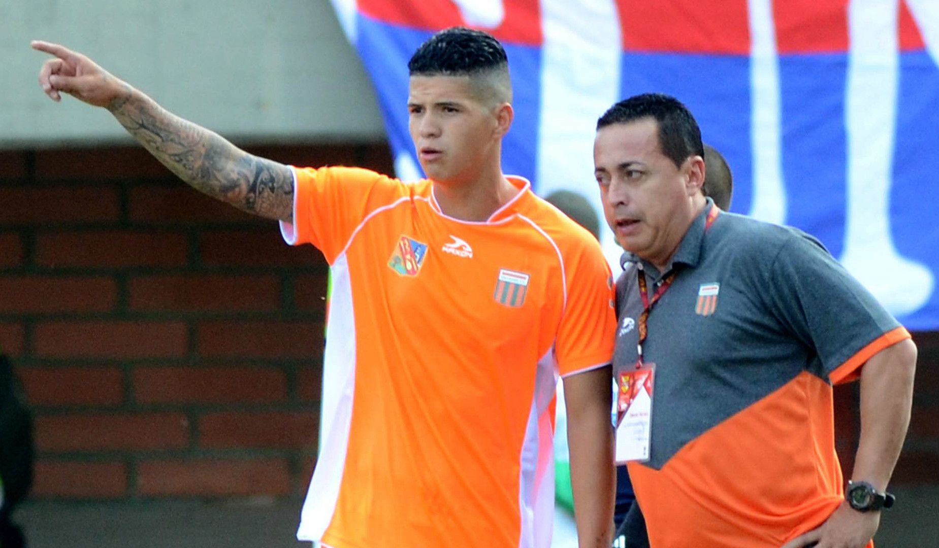 Juan C. Sánchez, técnico de Envigado FC, le da instrucciones a Mateo Cardona.