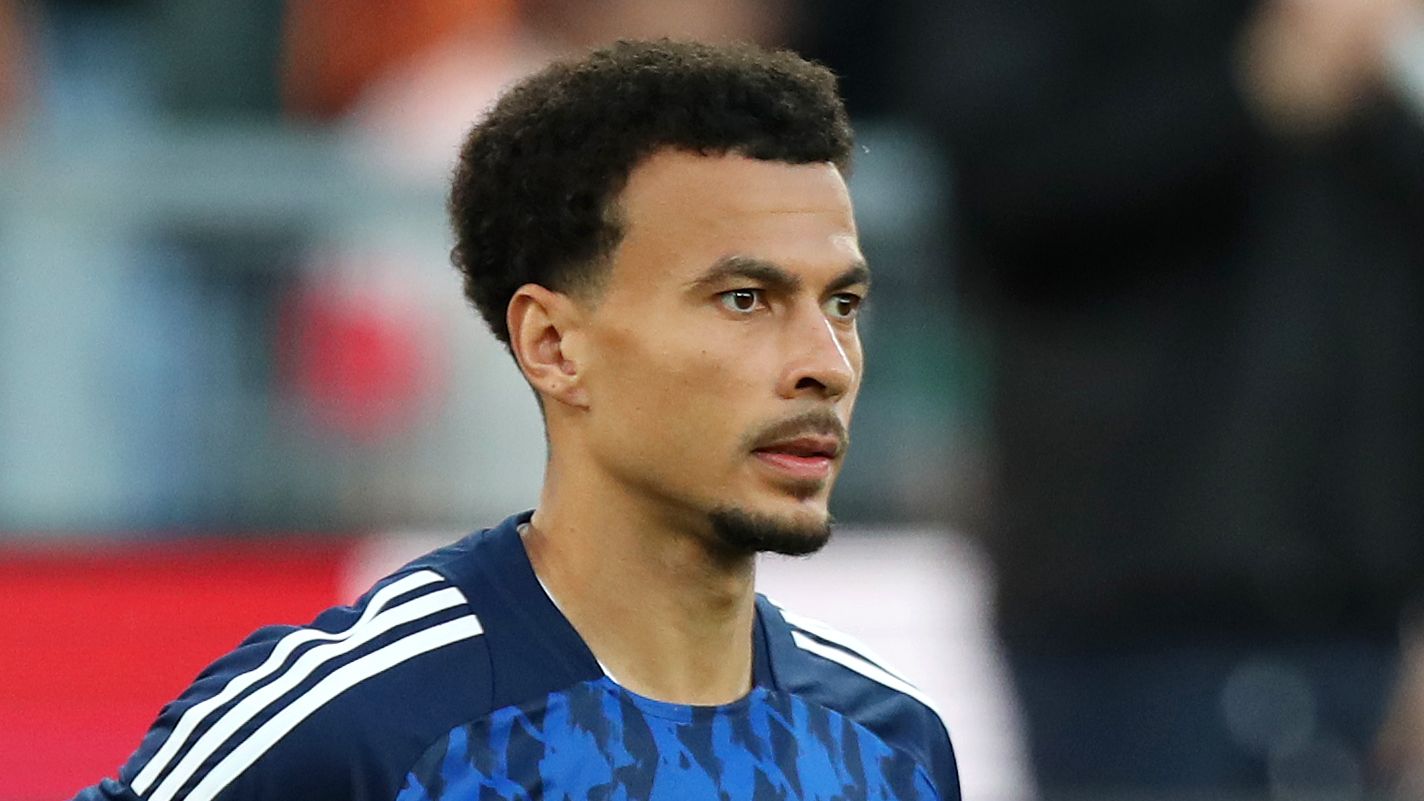 Dele Alli, what are you doing?! Como man sent off less than 10 minutes into debut for foul on Ruben Loftus-Cheek in defeat to AC Milan in nightmare return after two-year absence - as coach Cesc Fabregas also sees red! | Goal.com UK