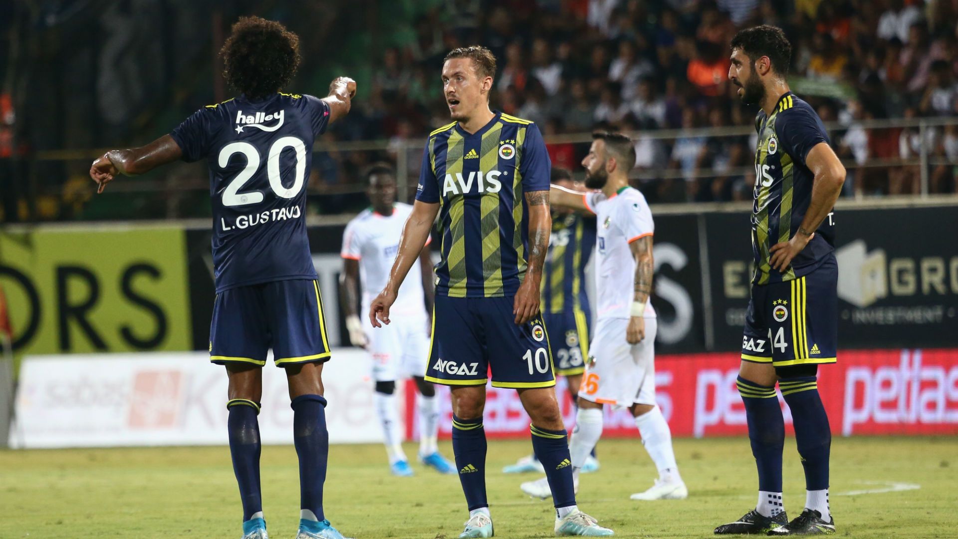 Luis Gustavo Max Kruse Tolga Cigerci Alanyaspor v Fenerbahce 09162019