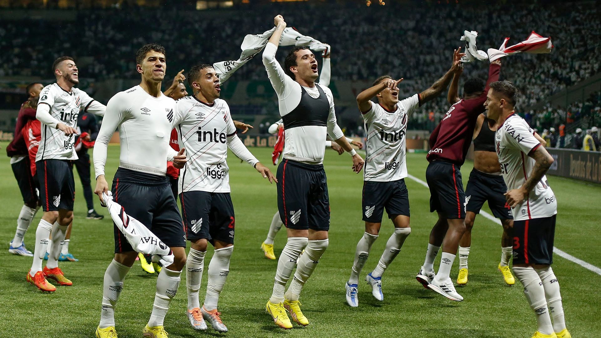 Athletico-PR comemora classificação à final da Libertadores 2022