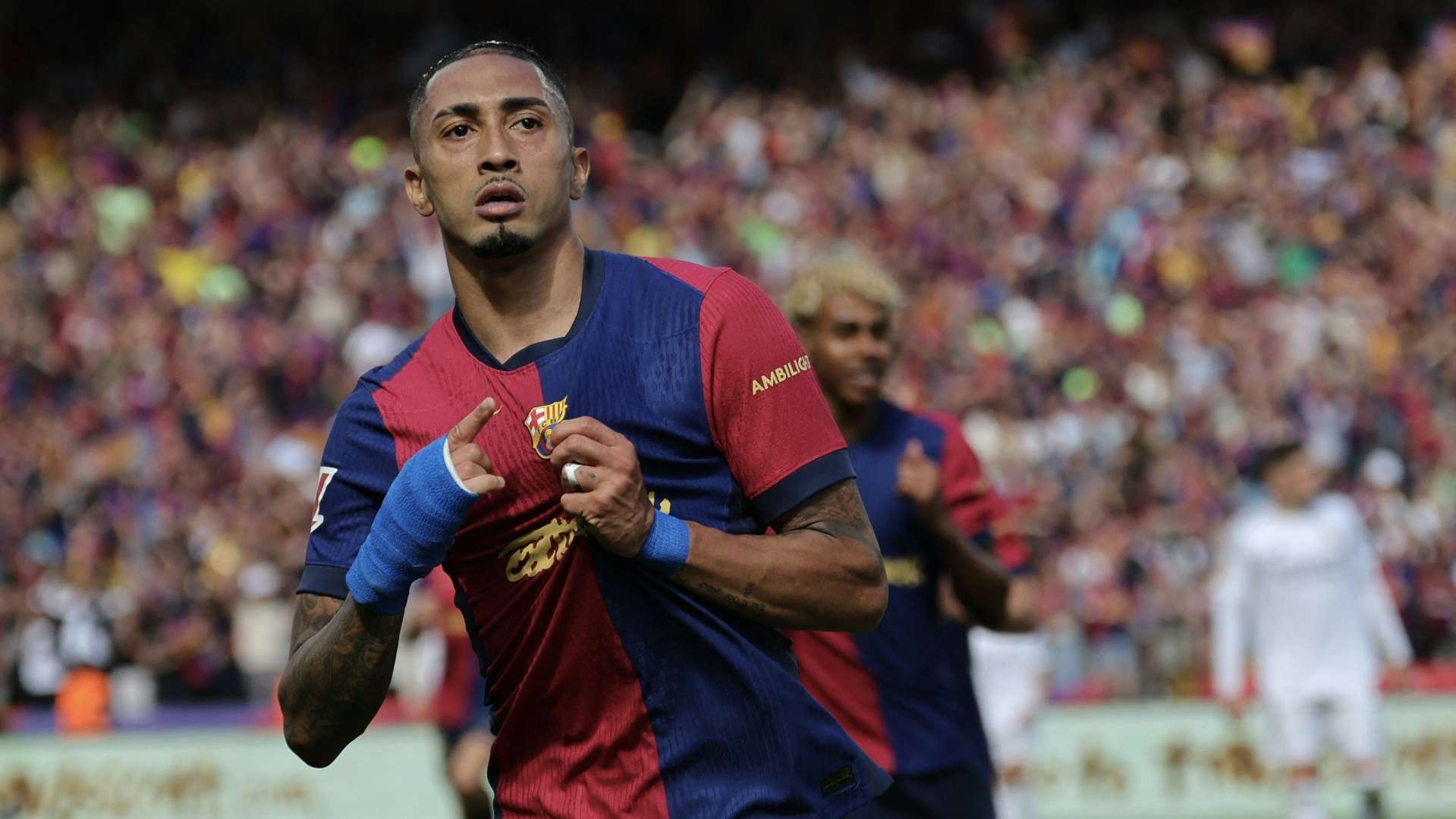 Raphinha gehört zu den Säulen in Flicks Team (© AFP/SID/LLUIS GENE)