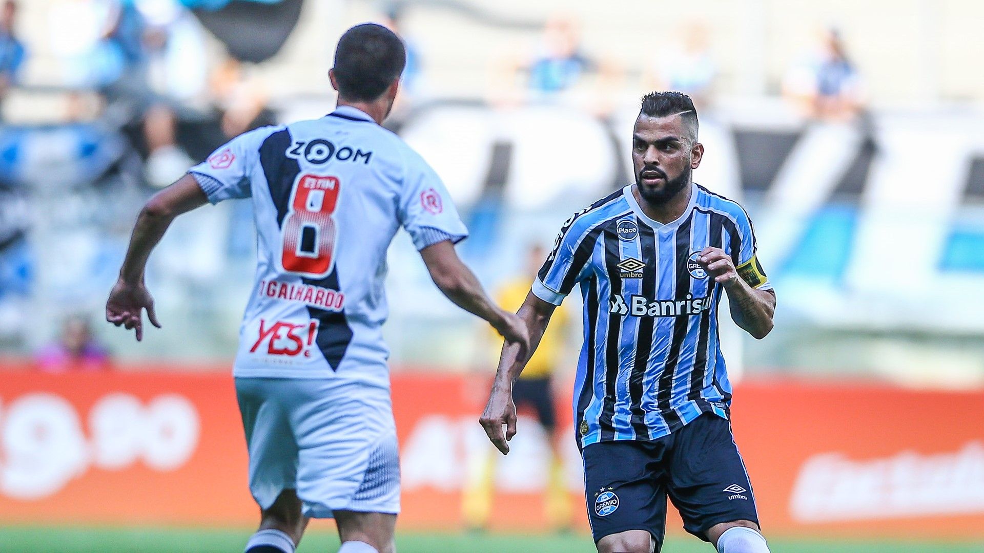 Maicon, do Grêmio, conduz a bola observado de perto por Galhardo, do Vasco