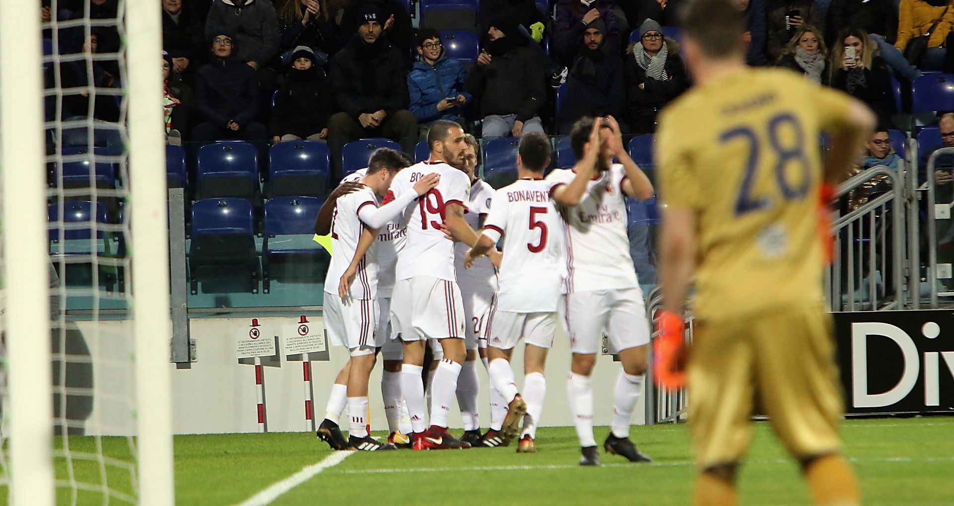 Milan players celebrating Cagliari Milan Serie A