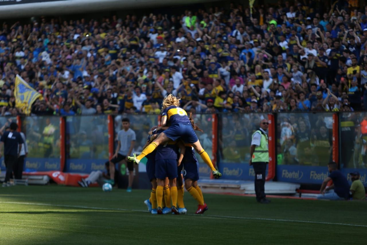 El primer superclásico profesional del fútbol argentino fue en La Bombonera y con goleada de Boca por 5-0