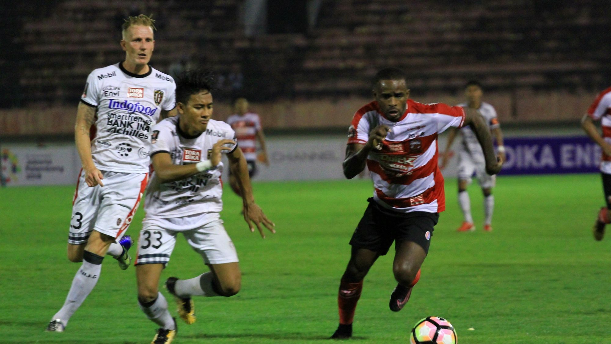 Greg Nwokolo - Madura United & Made Andhika Wijaya - Bali United