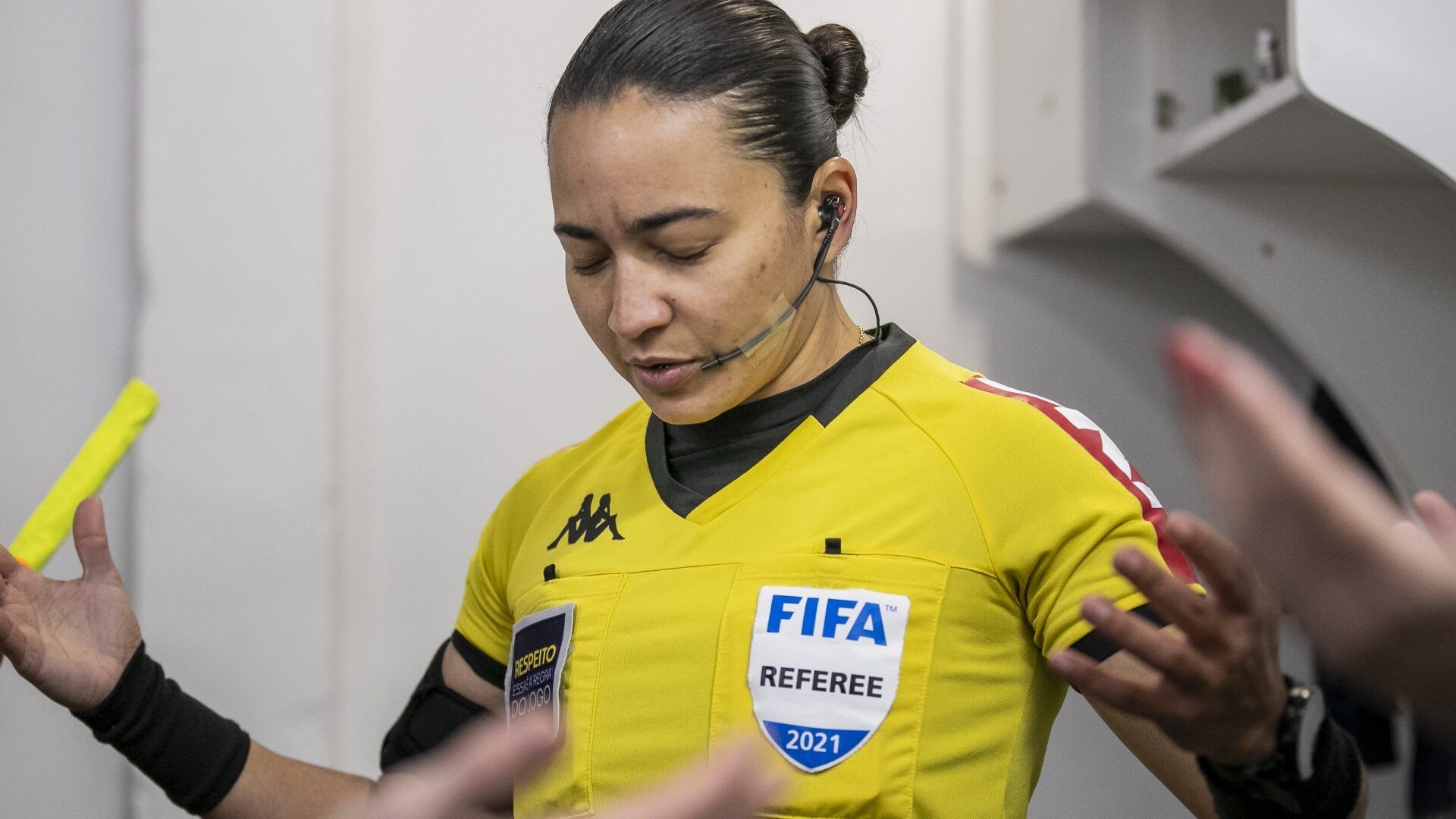 Edina Alves, árbitra, em momento de fé antes de apitar um jogo de futebol