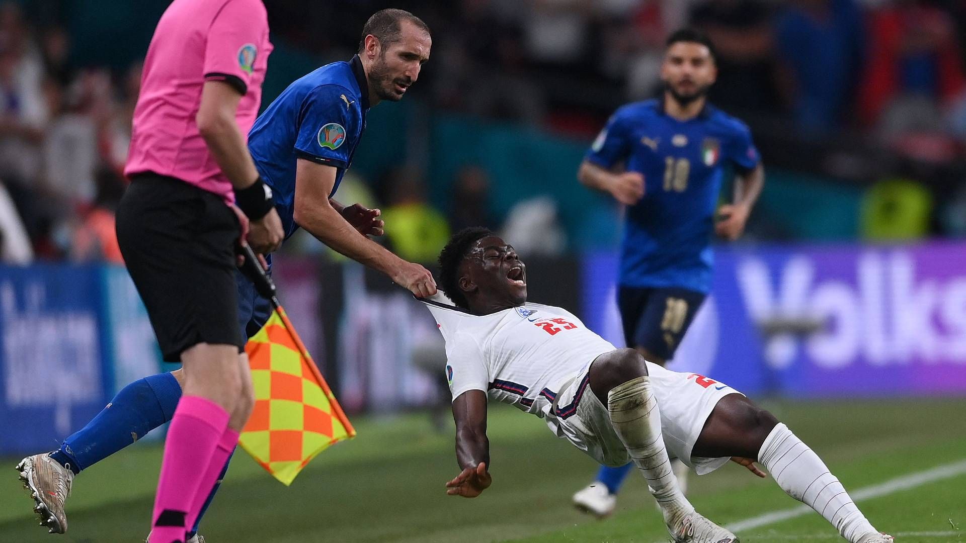 Giorgio Chiellini Bukayo Saka Euro 2020 Final foul