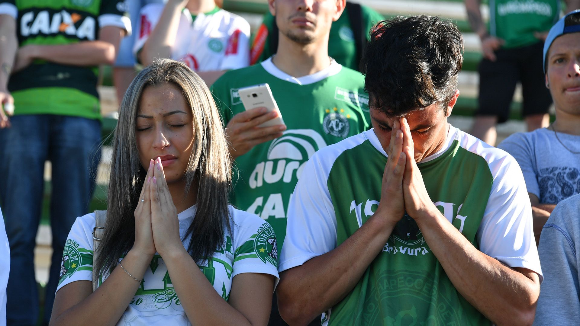 Fans Chapecó luto mourns Chapecoense tragedy Arena Conda 29112016
