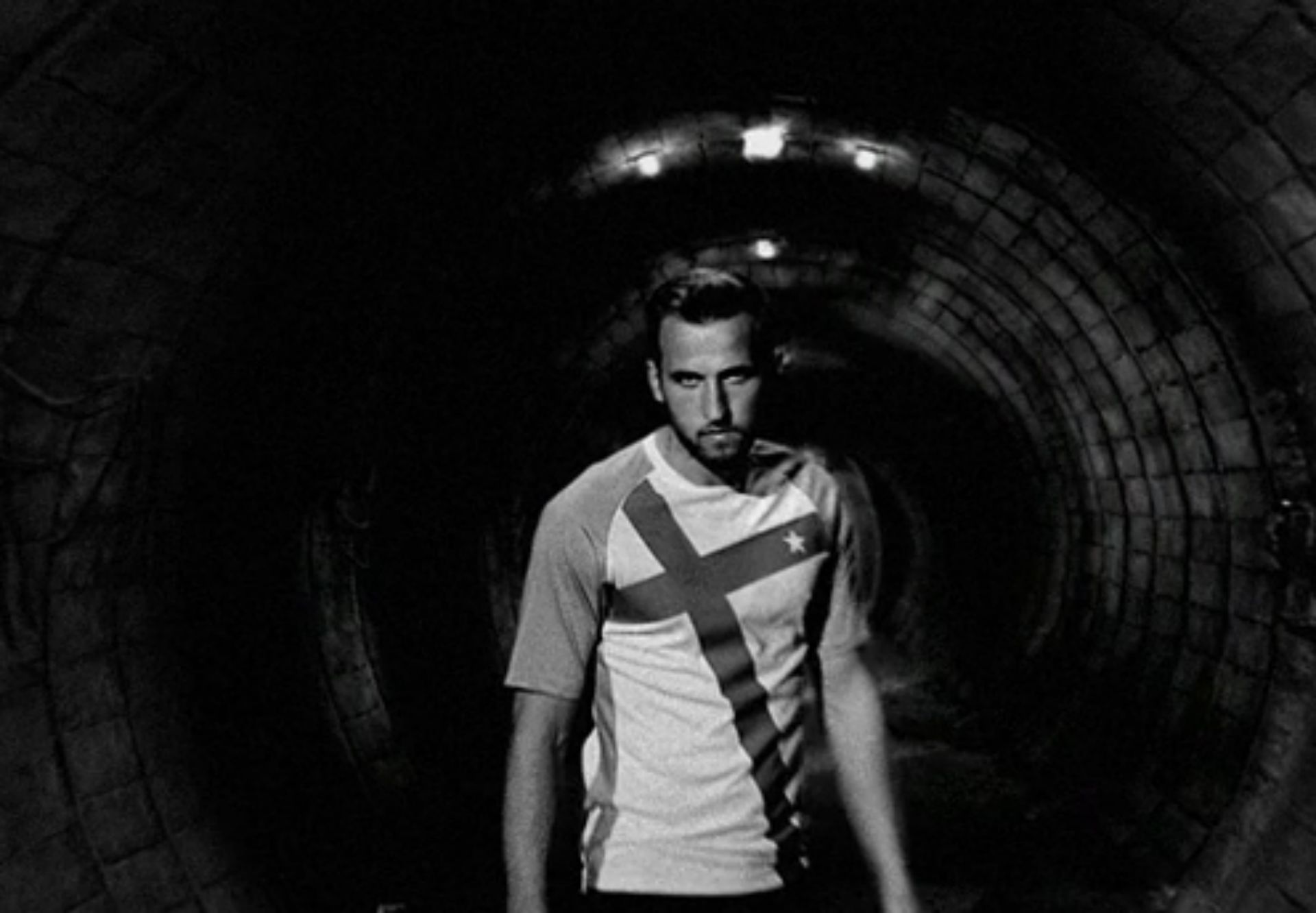 ET ONLY Harry Kane Beats by Dr. Dre