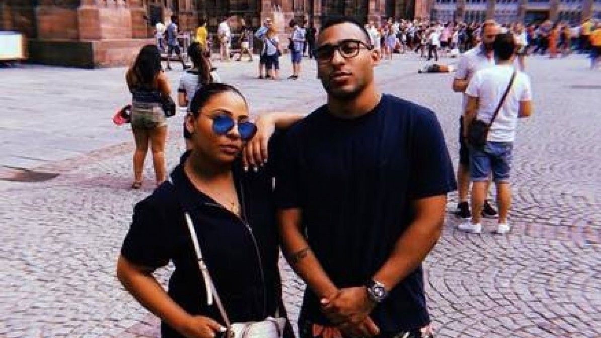 Celeste, filha de Pelé, ao lado do irmão Joshua