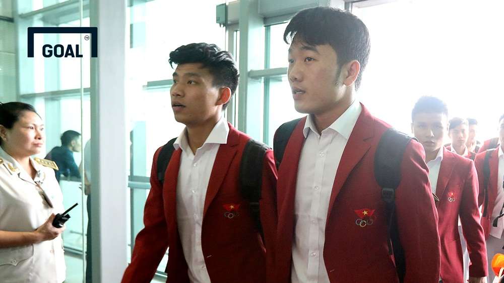 Tuyển thủ Olympic Việt Nam rạng ngời trong vòng tay người thân ngày trở về