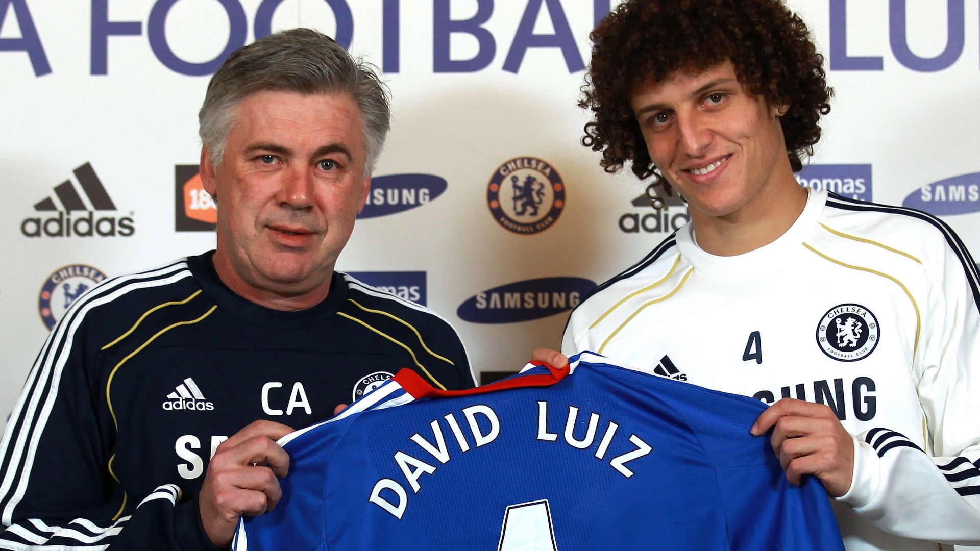 Carlo Ancelotti ao lado de David Luiz, em apresentação no Chelsea