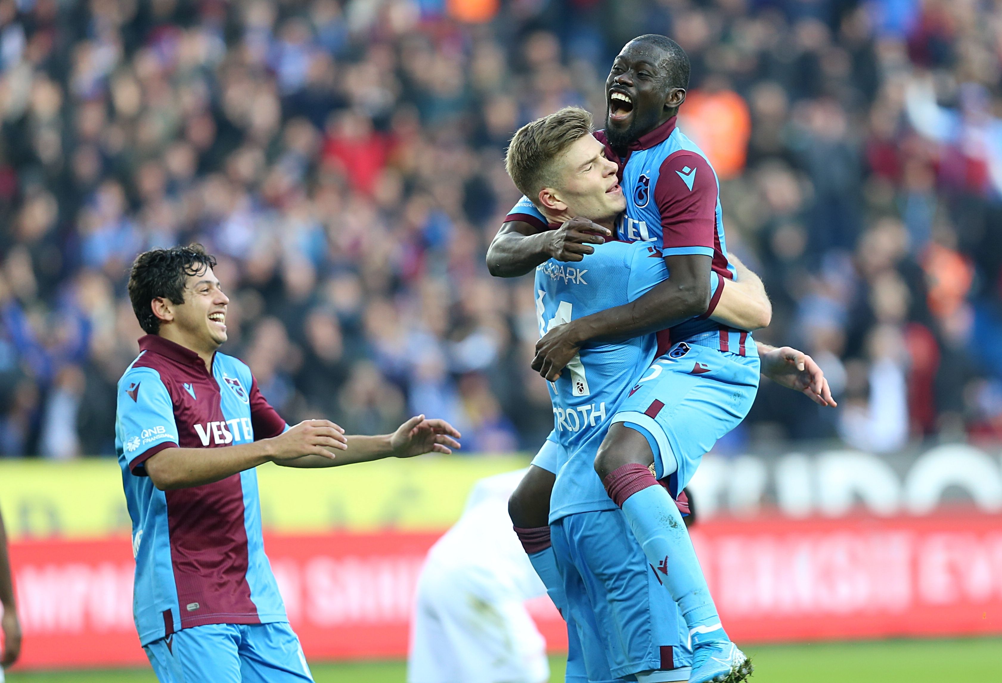 Guilherme Alexander Sorloth Badou Ndiaye Trabzonspor Sivasspor Goal Celebration 02/16/20