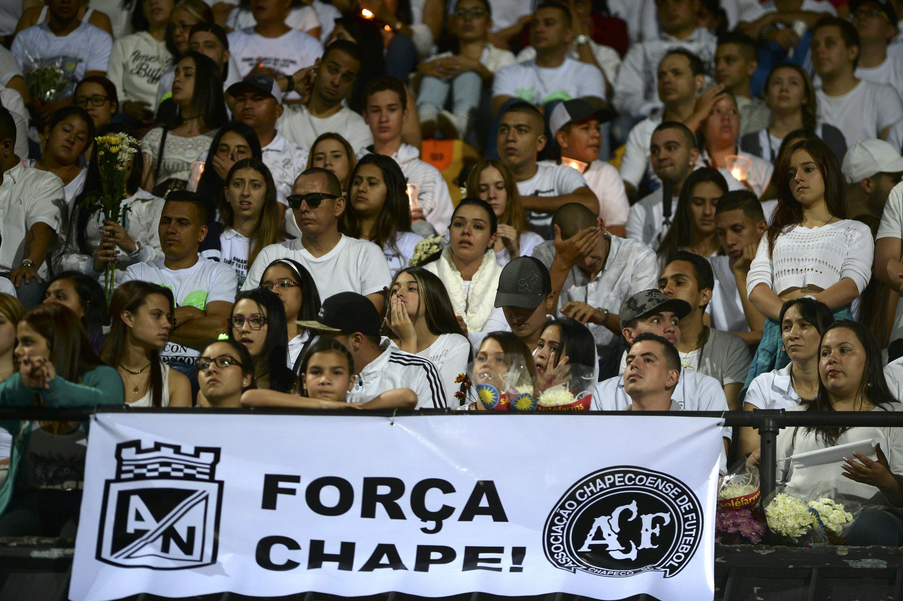 Hinchas colombianos en el estadio Atanasio Girardot de Medellín por Chapecoense