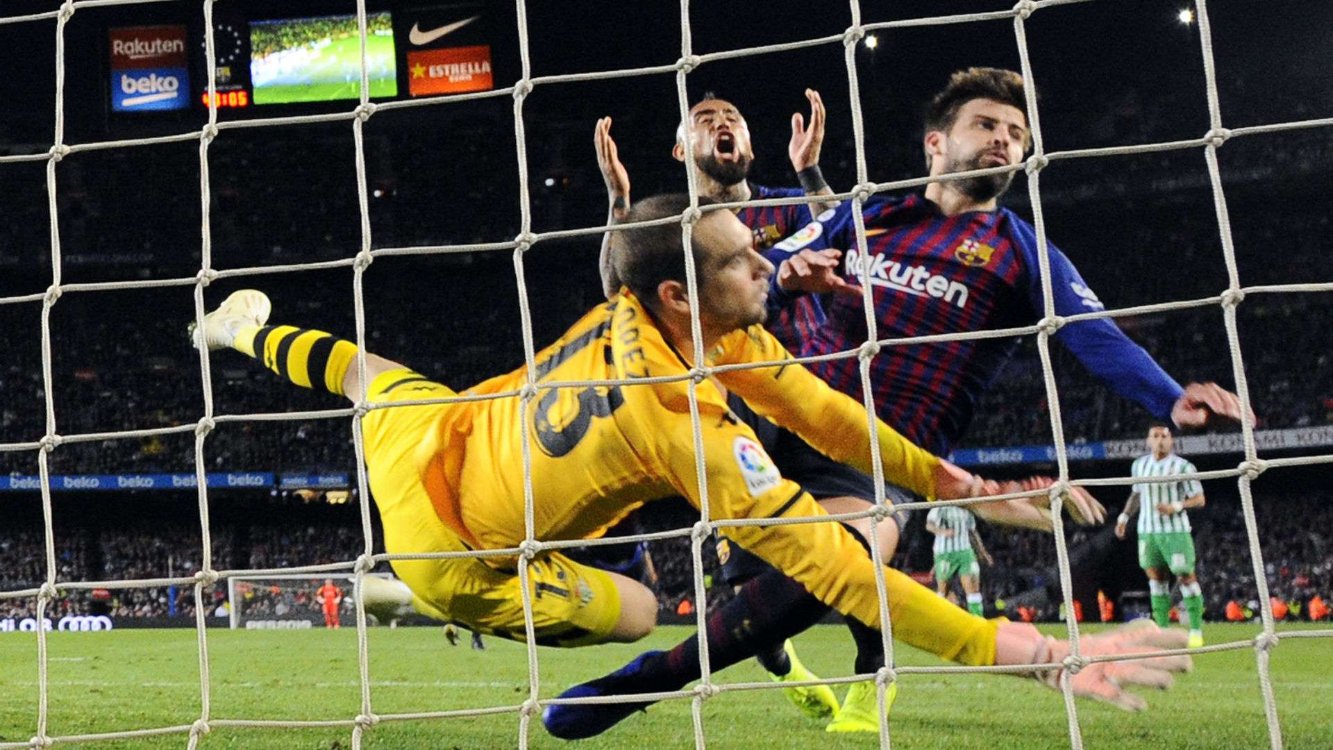 111118 Arturo Vidal Pau López Gerard Piqué Barcelona Betis