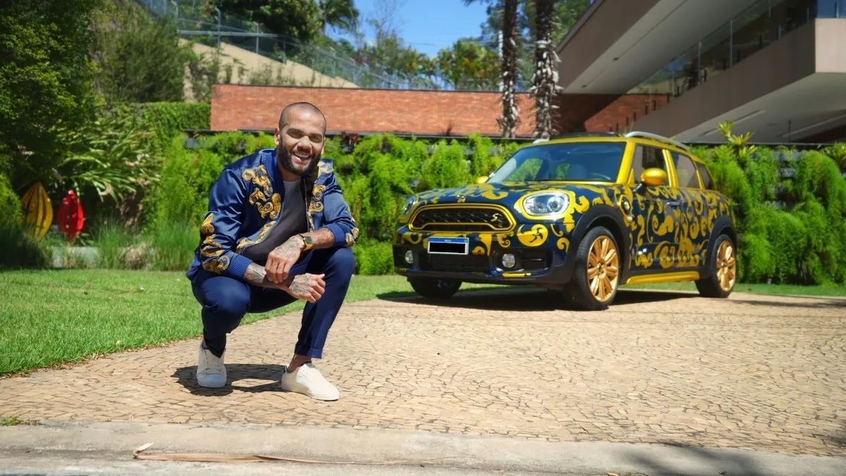 Dani Alves vende carro pelo Mercado Livre