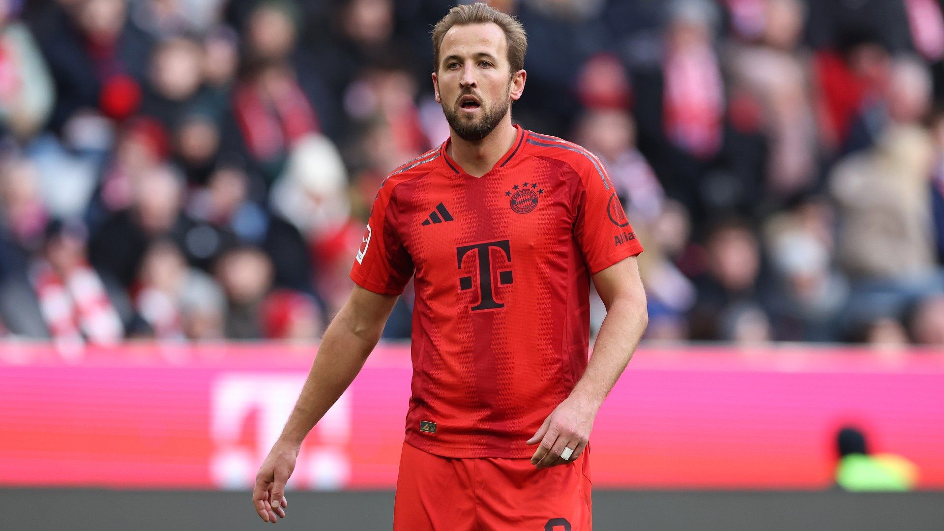 Harry Kane of FC Bayern München looks on 