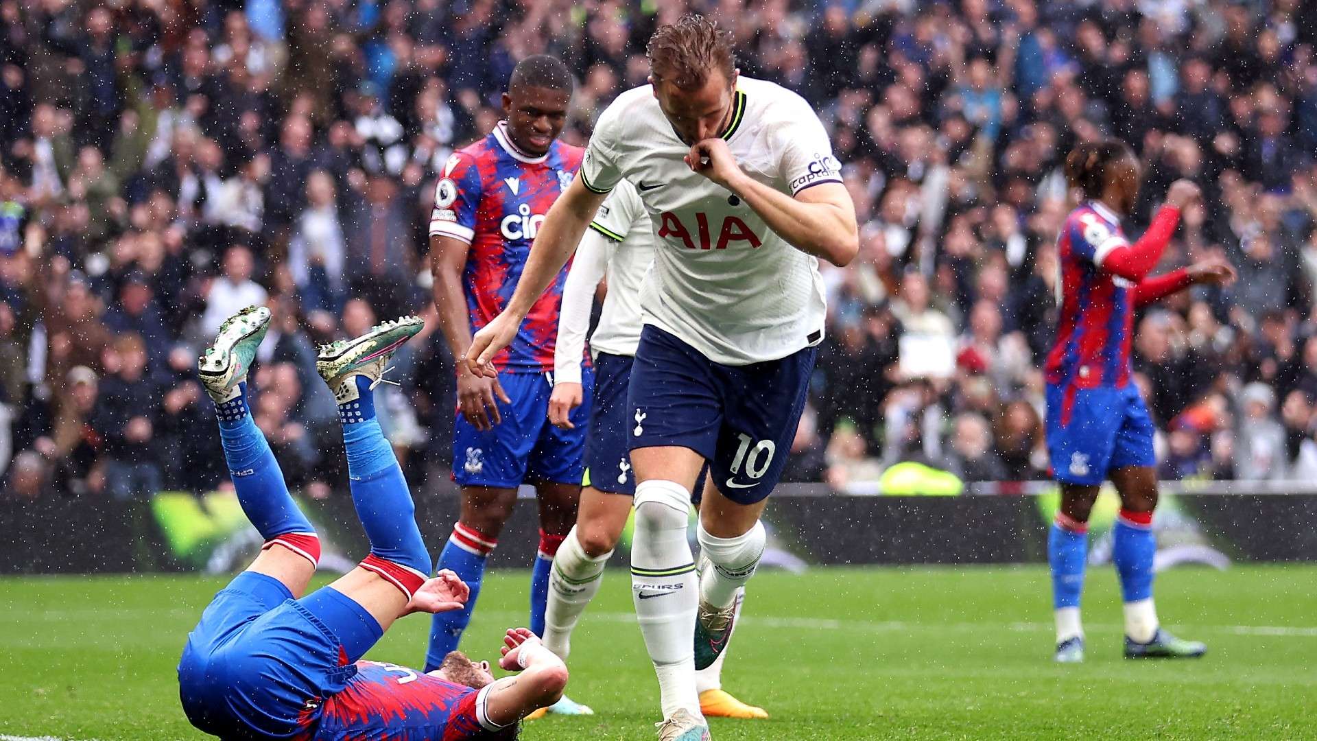 Harry Kane Tottenham celebrate vs Crystal Palace 2022-23
