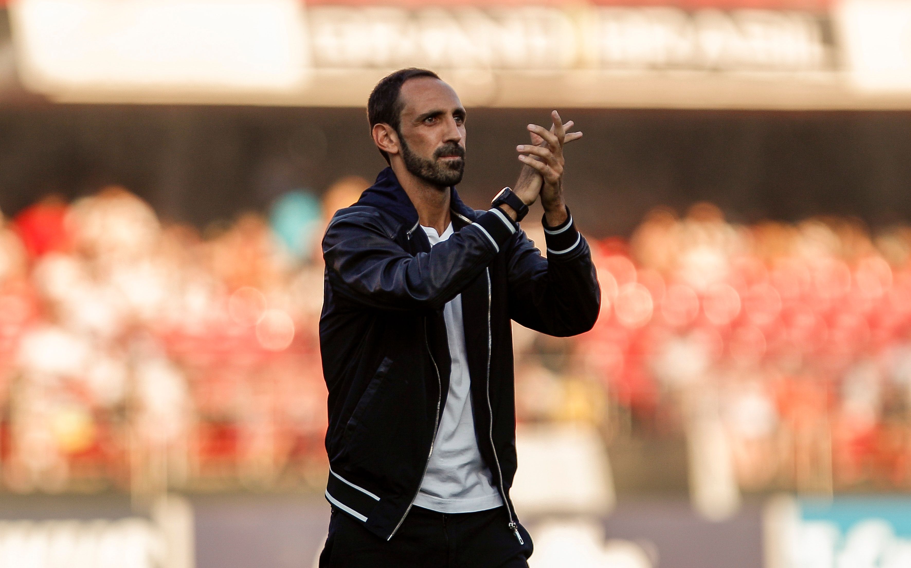 Juanfran aplaude torcida no Morumbi em São Paulo x Santos