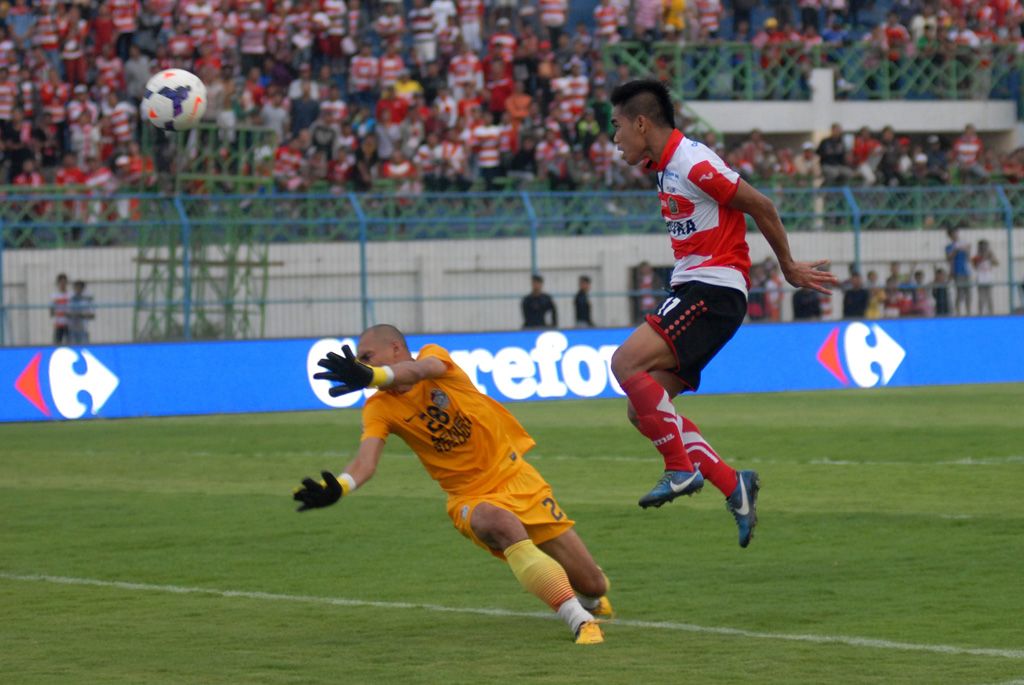 Persepam Madura United vs PSM Makassar - Indonesia Super League 2014 110202014
