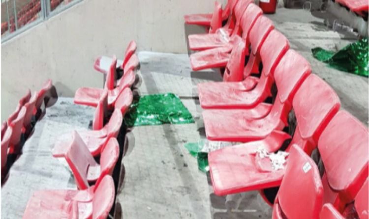 Megrongált székek magyar szurkolók