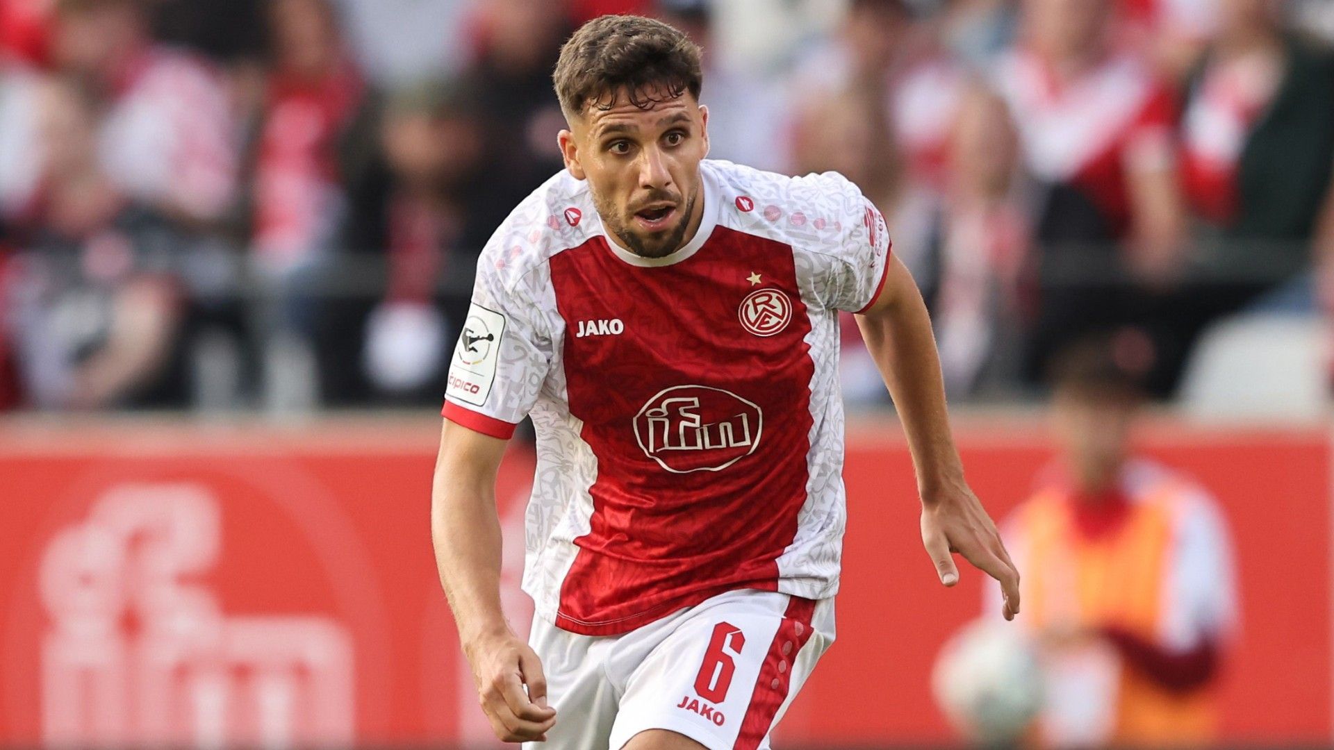 Ahmet Arslan of RW Essen runs with the ball