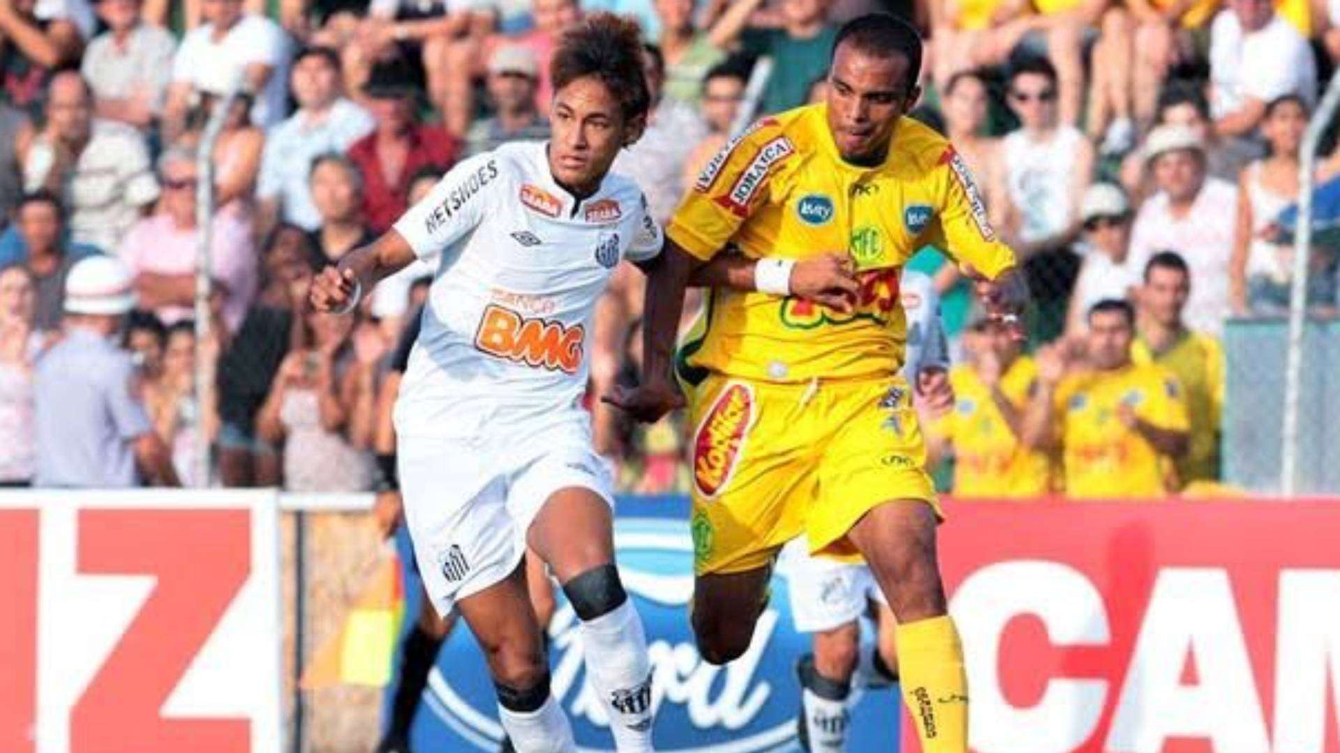 Erick, pai de Rodrygo, marcando Neymar em 2012