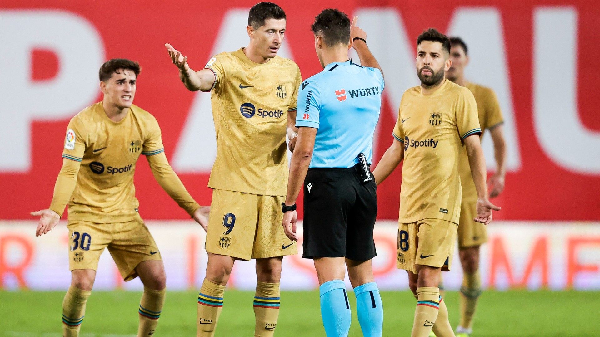 Barcelona players complain 2022-23