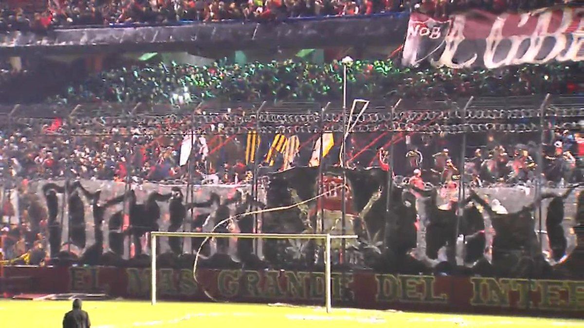 Hinchada banderazo Newell's ataudes Rosario Central 2017