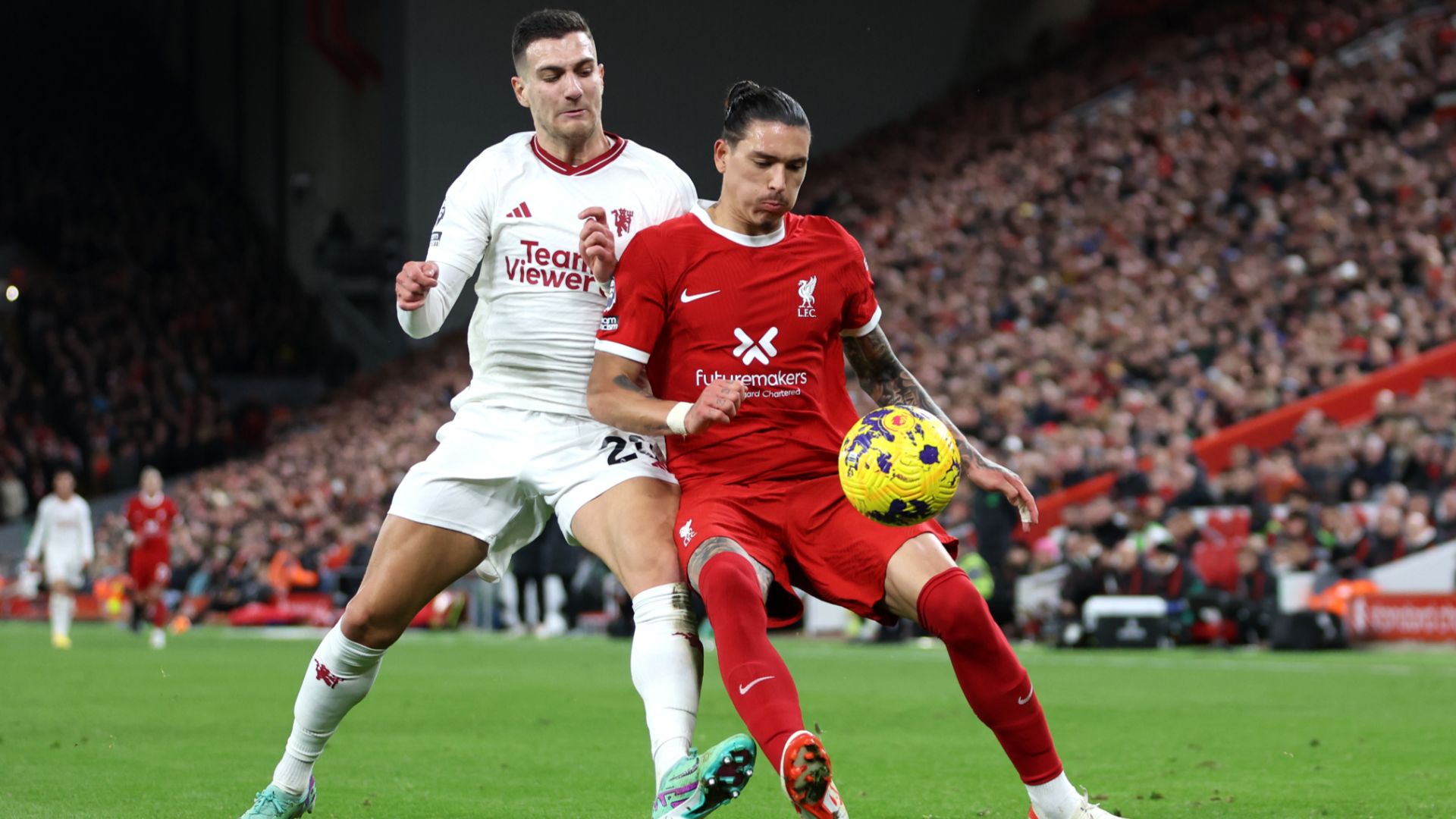 Liverpool striker Darwin Nunez missed a big chance against Man United