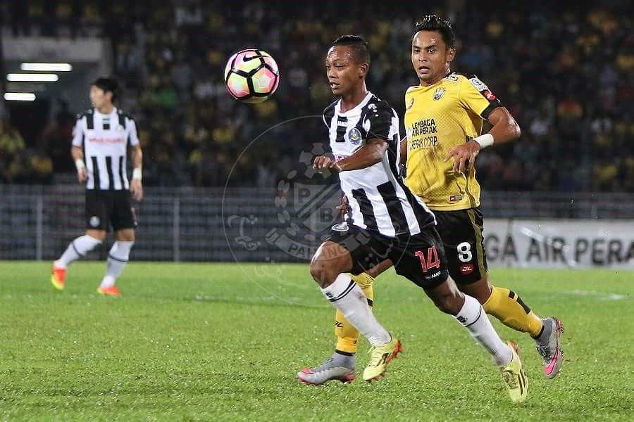 Pahang's Faisal Rosli (left) and Perak's Zaquan Adha Abdul Razak vies for the ball 21/1/2017