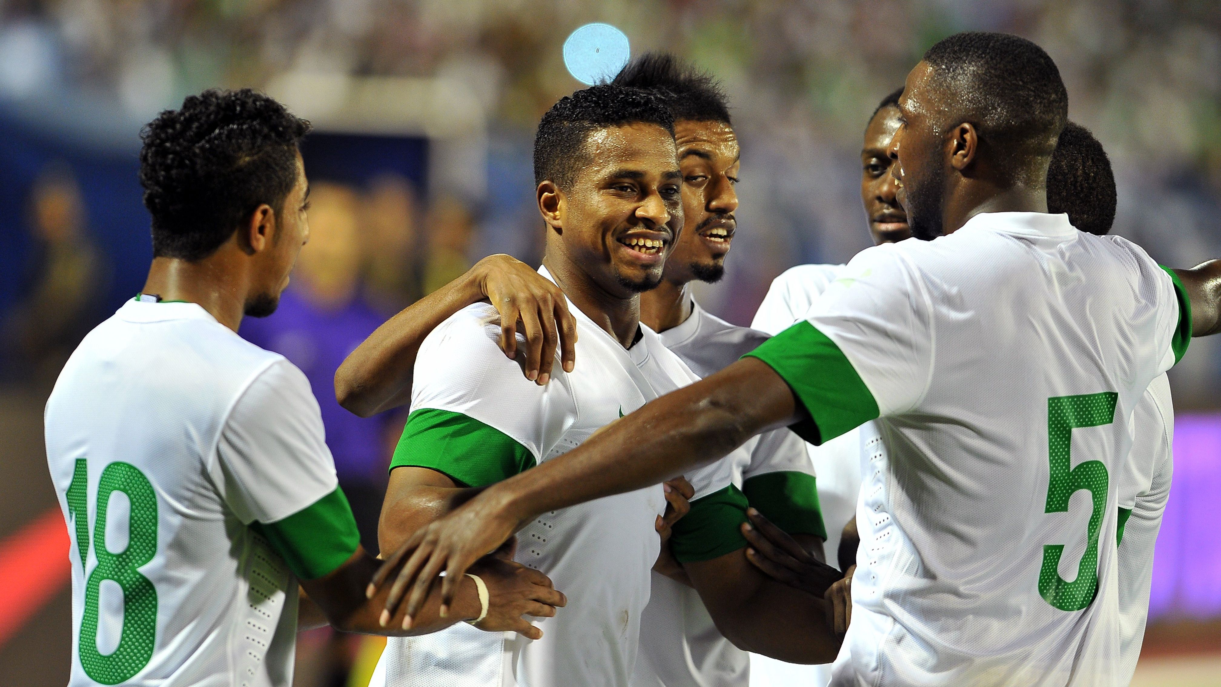 خصوم في كأس العرب أصدقاء خارجه .. ناصر الشمراني يفاجئ ”صحفي جزر القمر” بهدية رائعة! | السعودية Goal.com