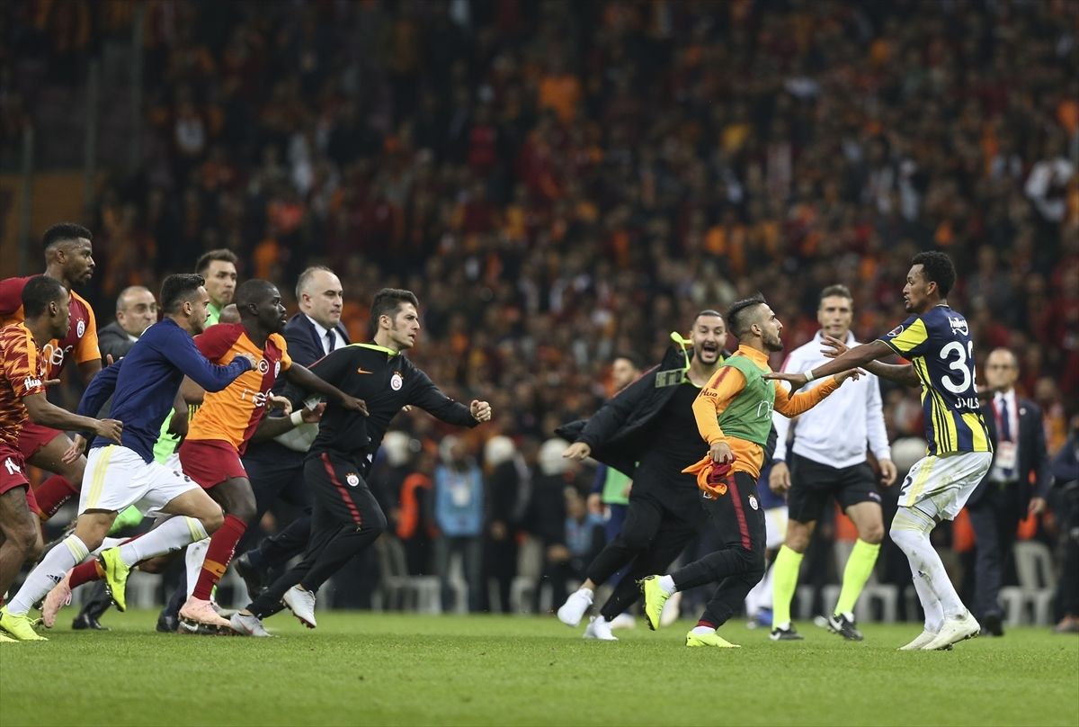 Galatasaray Fenerbahce fight 1122018
